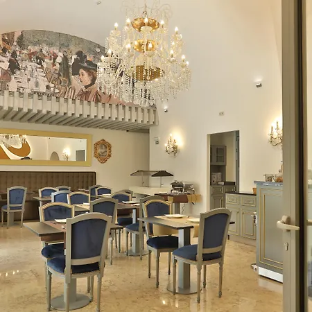 Casual Belle Epoque Hotel