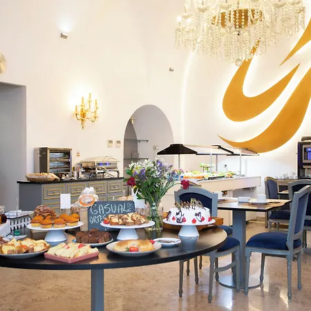 Casual Belle Epoque Hotel